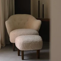 Audo Copenhagen Ingeborg Med Fodskammel Fåreskind Moonlight/Røget Eg