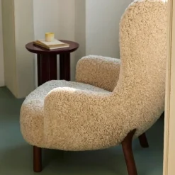 &Tradition VB3 Petra & ATD1 Pouf Sheepskin Moonlight/Oiled Walnut